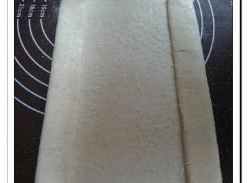 step2: 在左右兩邊向中間摺至四份一位置。