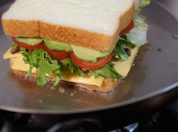 step6: 燒熱鑊，加入無鹽牛油，把三文治用小火煎至金黃色及芝士溶化。再翻轉另一面煎至金黃色，即成。