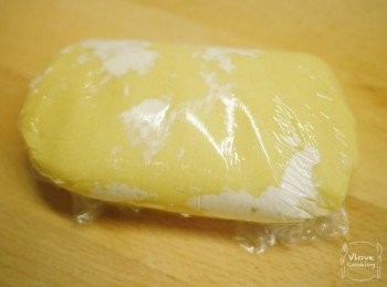 step7: 撲上少少麵粉, 用保鮮紙包好放入冰格雪藏1小時