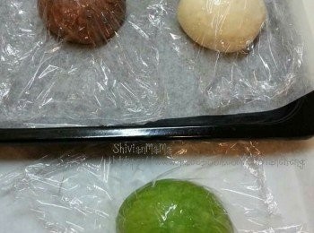 step2: 第1份加入4G綠茶粉..手搓至均勻
第2份加入6G可可粉..手搓至均勻
第3份無須加任何野