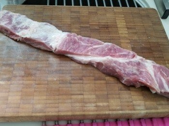 step1: 早上先將梅頭扒表面略琢幾下, 之後再切成長條, 然後把<span class="group_2">醃料</span>醃豬肉, 存放入雪櫃晚上焗製。