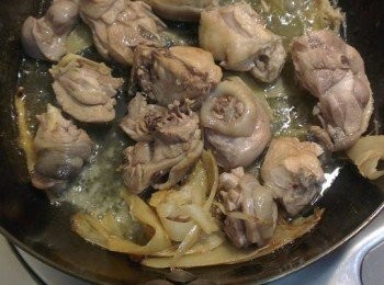 step4: 炒至雞肉變色有香氣，再用白酒嗆鍋,並加入辣椒，(轉小火)白胡椒粉悶煮至雞肉熟透再調味拌勻