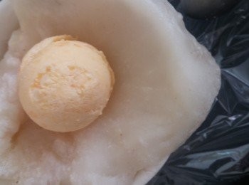 step7: 用保鮮紙壓扁糯米皮後放在柸內加雪糕,將粉皮封口。