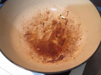 step3: 同鍋放入砂糖2-3大匙，小火慢慢煮至稍微變焦糖色