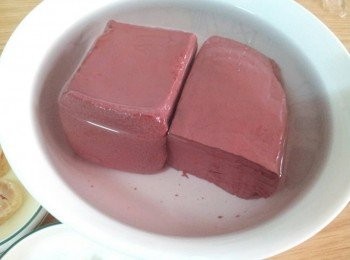 step5: 此時 , 把豬血切成小方塊
取一小鍋子煮一鍋水把豬血汆燙一分鐘左右 , 再清洗一下備用