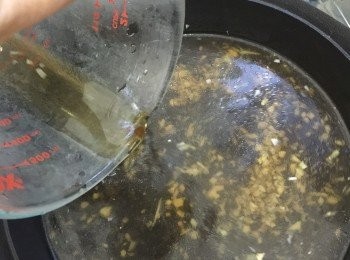 step4: 爆香薑蒜蓉，下汁煮滾