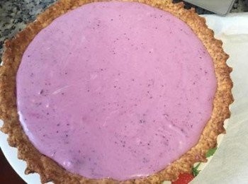 step8: 再倒入第二碗的混合液,再次冷凍15分鐘；最後倒入第三碗的奶酪起司醬並點上藍莓醬用牙籤畫出自己喜歡的圖案或排上藍莓。