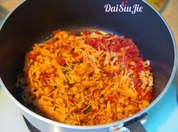 step5: 在煮蘿蔔的同時，可在另一鍋中爆香配料（蝦米、冬菇及瑤柱）