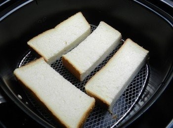 step7: 將切片的厚片土司放入氣炸鍋中