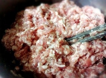 step2: 絞肉加少許薑末、胡麻油、鹽、雞粉、胡椒粉調味打水至絞肉有黏性~ 先放冰箱冷凍20分鐘~醬比較好包