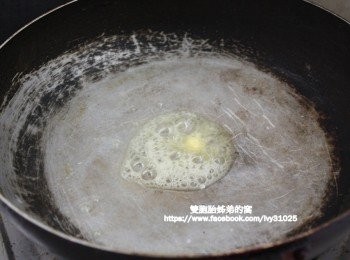 step6: 開小火後,將植物性奶油蛙式量放進鍋裡, 代替我們一般炒菜的沙拉油