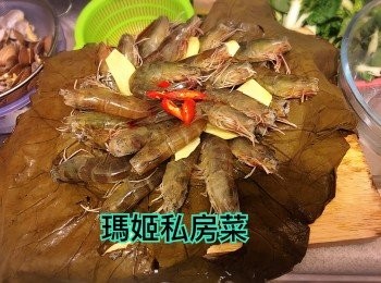 step7: 將蝦放好👉🏻用薑片舖好👉🏻最尾放指天椒
有浄嘅米酒水可以到埋落去一同蒸