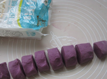 step6: 發好的麵團排氣揉成條並用切成等份麵團。