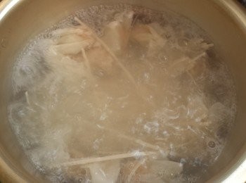 step2: 先放雲吞入鍋內煮5分鐘。