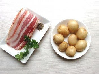 step1: 準備材料。培根切成8份(長型)。