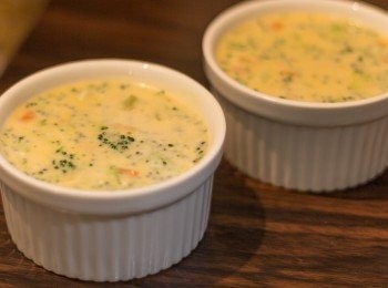 step7: 拌好後平圴倒入兩個容器至大約八成滿