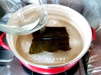 step4: 將浸過夜的昆布放入煲內 , 再加入浸昆布的水 , 用中火煮至微滾出現小泡泡的時候