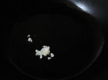 step2: 平底鍋加少許油燒熱 , 加入蒜泥炒至香味出來