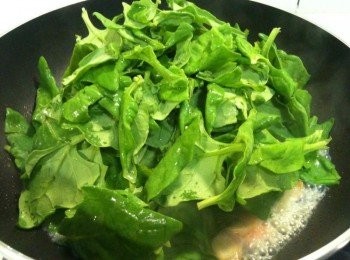 step3: 待莖軟化後，再放入甜菠菜葉。