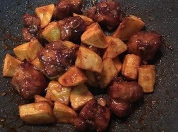 step9: 拌勻，便可起鍋。撒上芝麻和綠色的檸檬皮增加香氣。