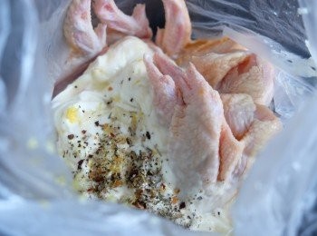 step1: 雞全翼洗淨吸乾水份。在保鮮袋內攪勻所有材料。