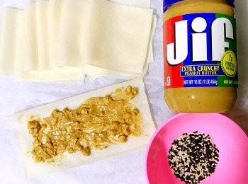 step3: 搽上適量 JIF 粗粒花生醬！