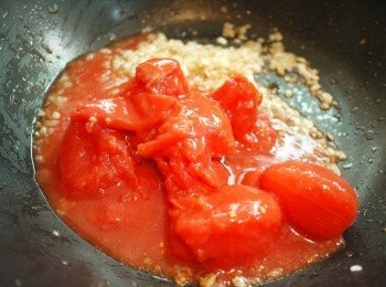 step3: 加入番茄罐(整粒),可將番茄稍微壓碎