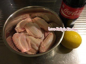 step1: <a href="https://bit.ly/3zHU5V3" target="_blank" data-keyword="雞翼" class="guide-link"><strong>雞翼</strong></a> <span style="display:inline-block;vertical-align:middle;margin-top:-3px;color:initial;border-radius:3px;padding:2px 3px;font-size:12px;line-height:14px;background:#87d300;color:#fff;">即買</span> 解涷洗乾淨備用；