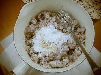 step2: 蒸熟後用叉子壓成泥後加入糖和地瓜粉!!! 均勻壓成泥~~