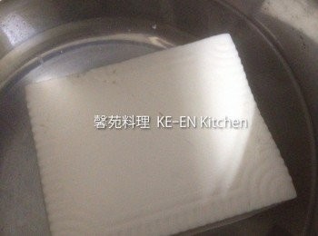 step1: 豆腐放入鍋內加水淹過豆腐用中火煮5分、取出