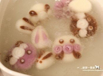 step9: 煮湯圓時先取一深鍋將水煮滾，再輕輕放入湯圓（不需解凍）後轉成中小火，續煮至略沸騰時，倒入少許冷水，等再次煮開，湯圓浮起、膨脹後就可撈起，搭配甜湯享用。