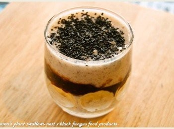 step5: 最後倒入黑木耳米布丁至杯口，再灑入媽魯果來增添口感。