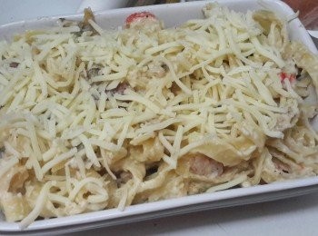 step8: 將寬條麵放入烤盤內，灑上莫扎瑞拉起司，放入烤箱200度烤約十分鐘至起司溶化及呈金黃色即可