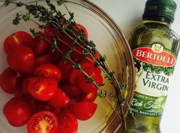 step1: 焗爐預熱140度。蕃茄洗淨抹乾，對半切開放入碗中。