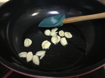 step3: 燒熱油鑊子, 加入蒜片慢火加熱煎約2-3分鐘