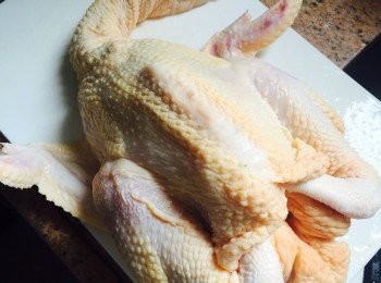 step2: 先將三片薑放入雞肚最深處，然後放入葱，再放入剩下的三片薑，最後將<a href="https://bit.ly/3kLFTWO" target="_blank" data-keyword="雞腳" class="guide-link"><strong>雞腳</strong></a> <span style="display:inline-block;vertical-align:middle;margin-top:-3px;color:initial;border-radius:3px;padding:2px 3px;font-size:12px;line-height:14px;background:#87d300;color:#fff;">即買</span> 收回雞肚內。捉著雞頸拿起整隻雞，確保所有材料放穩沒有掉下。