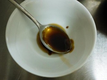 step7: 電鍋跳起來別急著打開，讓飯繼續悶蒸30分鐘飯才會Q彈，起鍋前再用<span class="group_3">調味2</span>倒入雞飯裡拌均即可