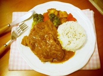 step8: 一鍋到底好省事~~嫩煎豬排咖哩飯上桌囉&gt;///