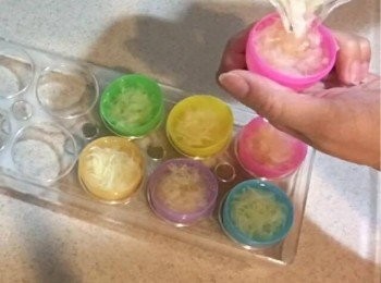 step3: 把大菜漿先倒入尖頂個半邊至8分滿左右，然後放入雪櫃約5-10分鐘，大菜已經開始凝固