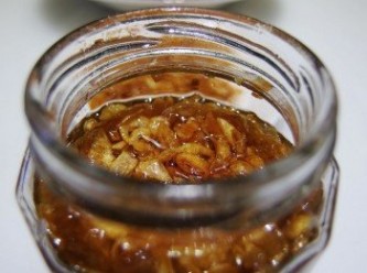 step8: 另一部份的油蔥酥搭配鍋裡的豬油(或沙拉油)裝罐。