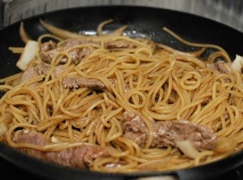 step4: 下所有<span class="group_2">調味料</span>，快速拌炒均勻即成！