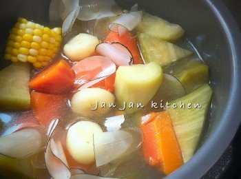 step2: 水滾後放入所有材料，大火滾10分鐘出味，收小火續煮1-1.5小時，以鹽調味即可。我用高速鍋，前後只需45分鐘。