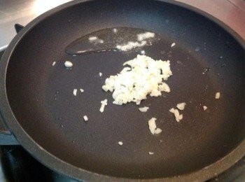 step1: 爆香蒜末、薑末