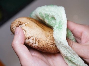 step1: 先去掉大蘑菇的蒂, 然後用乾淨濕毛巾抹乾淨大蘑菇
