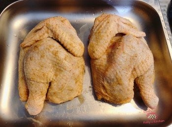 step2: 將雞洗乾淨，用廚房紙索乾水份，鹽焗雞粉擦在雞上，醃1小時(有時間可以醃耐D)