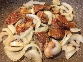 step4: 加少許油鑊，落入蒜頭、洋蔥大火炒香，然後加入豬扒煎至兩邊金黃色