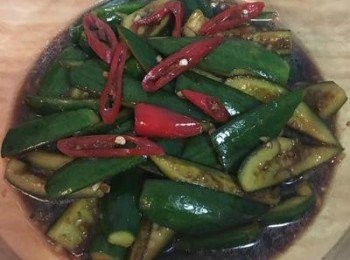 step5: 將<span class="group_2">調味料</span>攪拌均勻，黃瓜遇鹹會出水～剛好中和醬油的鹹度，拌勻後試味道調整出自己喜愛的鹹甜度，再用保鮮膜蓋起來放冷藏冰鎮10分鐘即可享用。