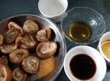 step1: 冬菇先浸軟身,冬菇水怕有硫黃冬菇水不要,再用<span class="group_2">蒸冬菇料</span>砂糖1茶匙,麻油1茶匙,紹興酒1湯匙,生抽1湯匙，食用開水1湯匙用大火蒸15分鐘待用