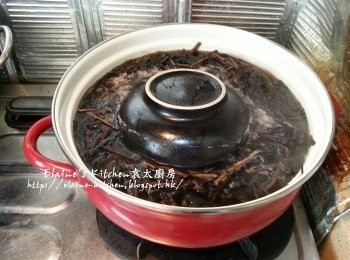 step3: 用中火煮至滾後 , 加一隻碗蓋住涼粉草 , 確保涼粉草浸於水中