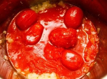 step4: 接著倒入蕃茄糊及蕃茄，拌炒後加入高湯並將高湯煮滾。